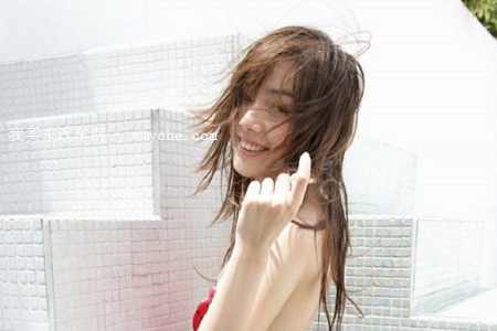 穿红裙的美少女